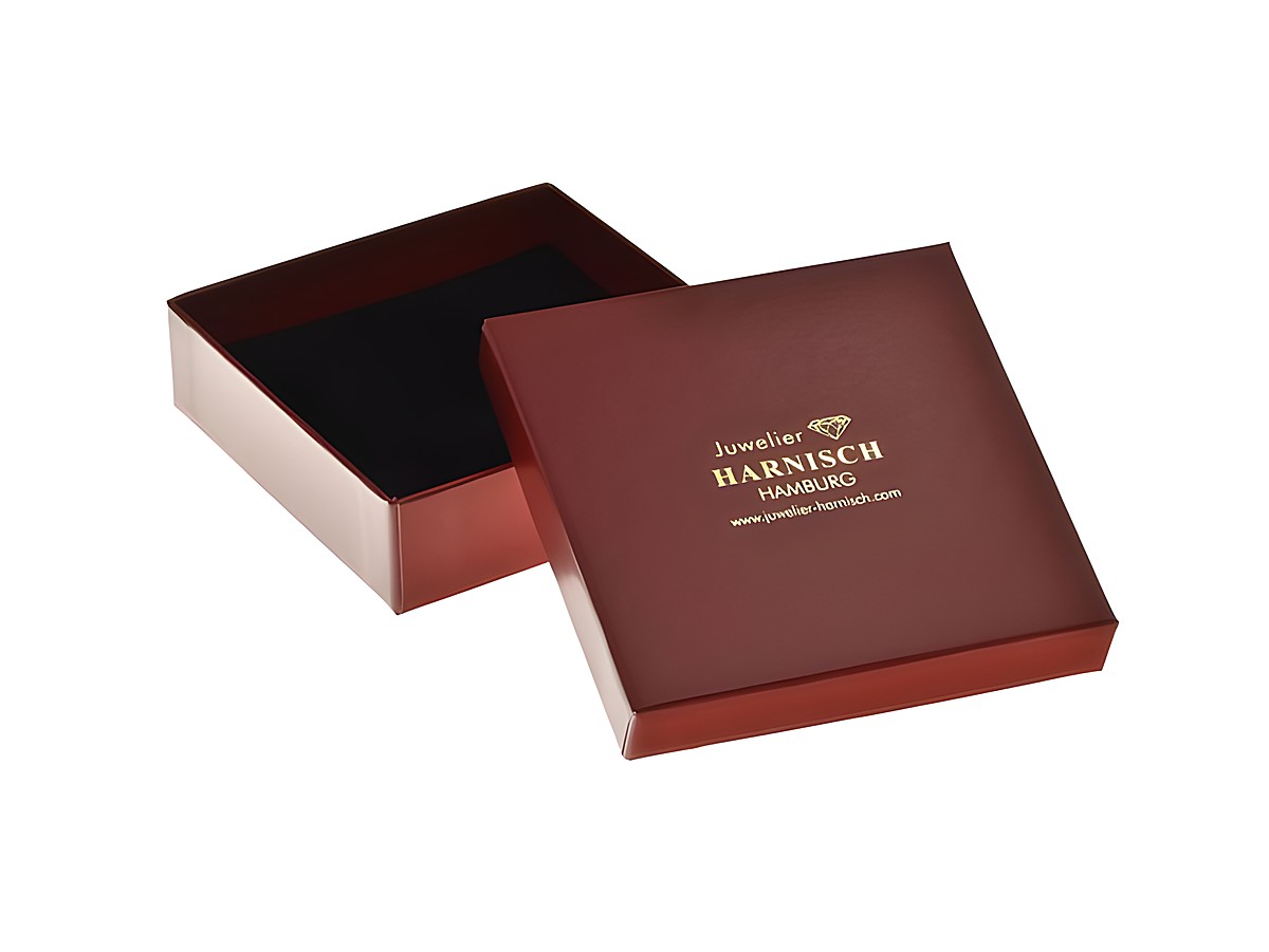 Geschenkschachtel viereckig rot schwarz 80 x 80 x 24 mm von Juwelier Harnisch mit schwarzem Innenfutter und goldener Prägung auf dem Deckel. Ideal für Schmuckpräsentation.