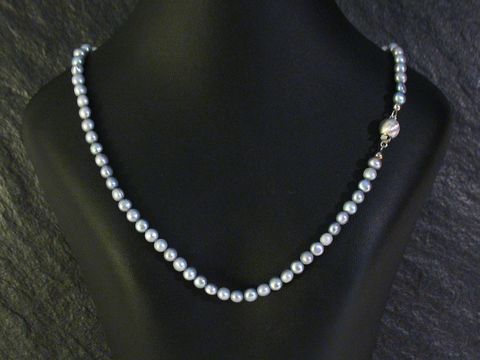 Perlenkette 4,6 mm - GRAU - 42 cm, Hersteller: Juwelier Harnisch, zarte graue Perlen strahlen Eleganz aus und sind perfekt für jeden Anlass. Schmuckstück auf schwarzem Hintergrund präsentiert.