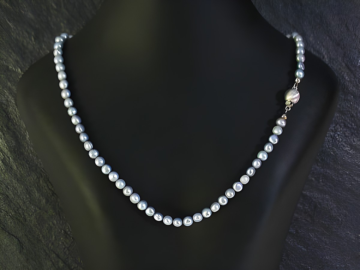Perlenkette 4,6 mm - GRAU - 42 cm, Hersteller: Juwelier Harnisch, zarte graue Perlen strahlen Eleganz aus und sind perfekt für jeden Anlass. Schmuckstück auf schwarzem Hintergrund präsentiert.