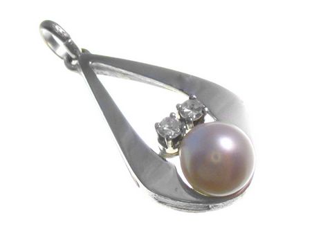 Diamant Gold 585/- Anhänger aus Weißgold mit einer Perle und zwei diamantähnlichen Steinchen, Länge 24 mm, hergestellt von Juwelier Harnisch, für eleganten Schmuck.