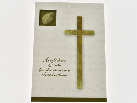 Eine Dankeskarte mit goldfarbenem Kreuz und einem Blattmotiv. Der Text "Herzlichen Dank für die erwiesene Anteilnahme" ist elegant gestaltet. Hersteller ist Juwelier Harnisch, Set mit 5 Karten.