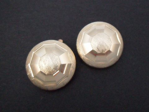 Ohrclip 20,2 mm zeitlos goldfarben echte Goldauflage von Juwelier Harnisch, hübsches, facettiertes Design, ideal für elegante Anlässe und tägliches Tragen.