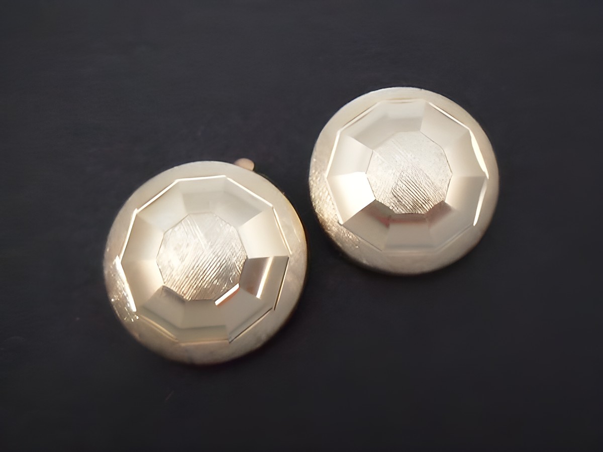 Ohrclip 20,2 mm zeitlos goldfarben echte Goldauflage von Juwelier Harnisch, hübsches, facettiertes Design, ideal für elegante Anlässe und tägliches Tragen.