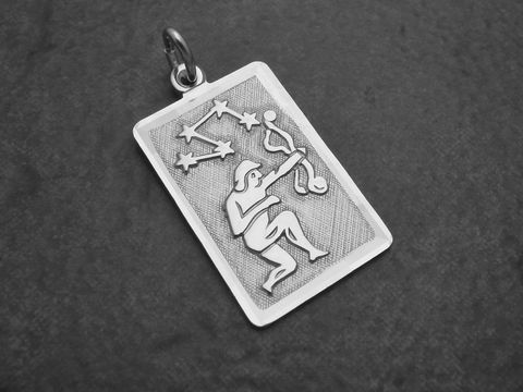 Sterling Silber rhodinierten Schütze Anhänger im Rechteck-Design mit stilisierter Darstellung des Schützen-Zeichens und dazugehörigen Sternen von Juwelier Harnisch.