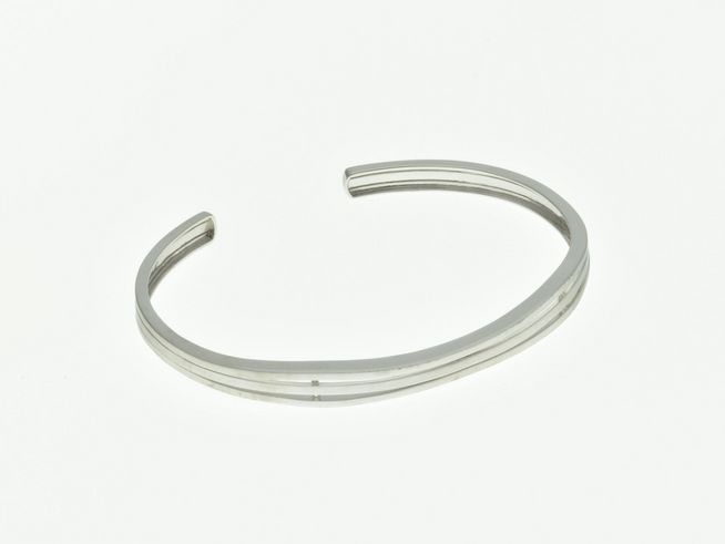 Chick Armreifen aus rhodiniertem Sterling Silber, elegante und schlichte Linienführung, ideal für den täglichen Gebrauch, Hersteller Juwelier Harnisch, Länge 18 cm.