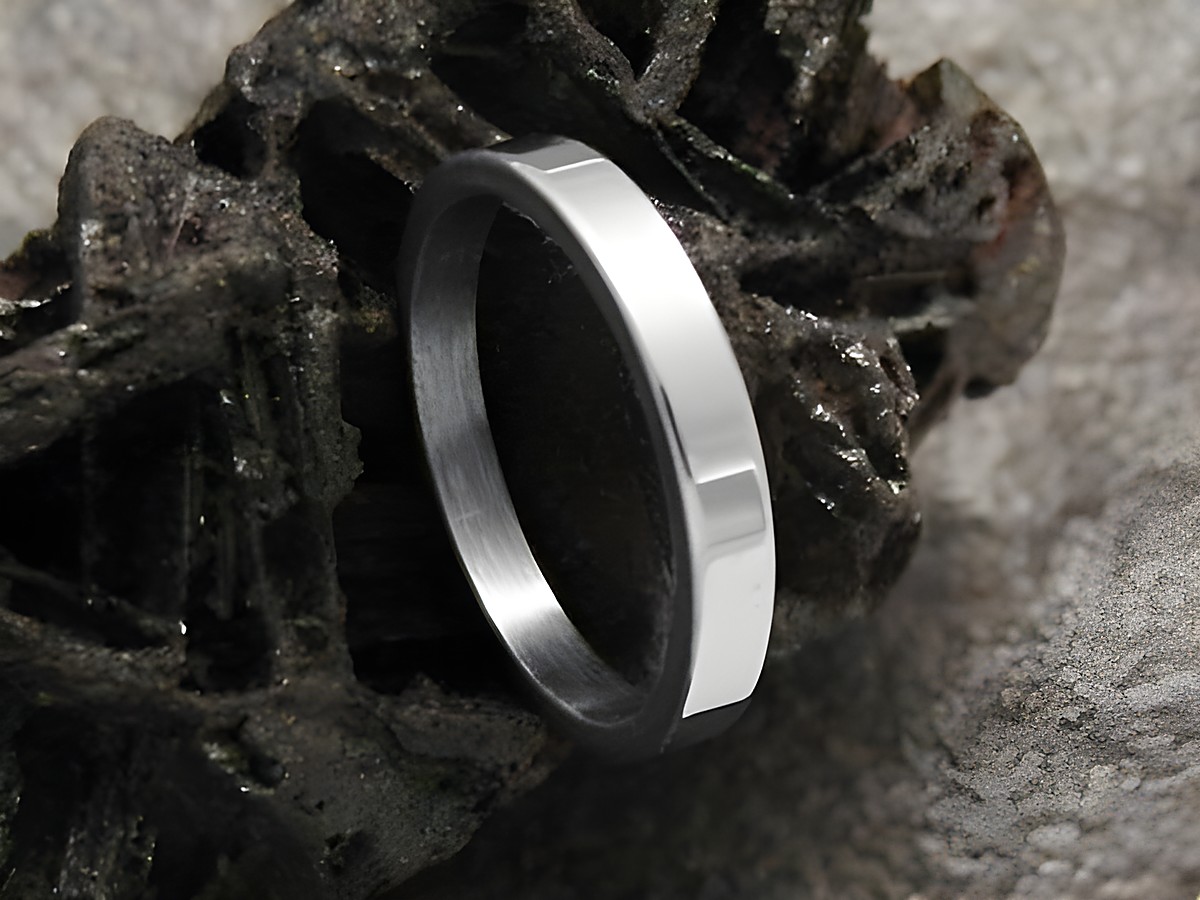 Edelstahlring Gr. 20/63,5 flach 3 mm poliert massiv, Hersteller Juwelier Harnisch. Der Ring ist auf einem dunklen, strukturierten Hintergrund abgebildet.