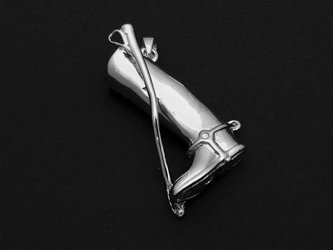 Reiterstiefel in Silber als Anhänger, sportlich gestaltet, Hersteller: Juwelier Harnisch, ideal für Pferdeliebhaber und Reitsportfans.