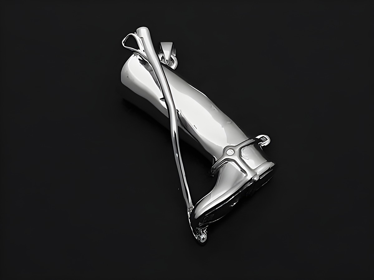 Reiterstiefel in Silber als Anhänger, sportlich gestaltet, Hersteller: Juwelier Harnisch, ideal für Pferdeliebhaber und Reitsportfans.