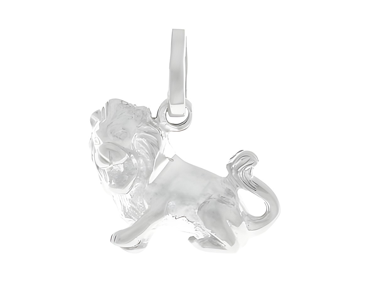 Löwe als Anhänger aus 925 Sterling Silber rhodiniert, gefertigt von Juwelier Harnisch, symbolisiert das Sternzeichen Löwe mit detaillierter Gestaltung und glänzender Oberfläche.