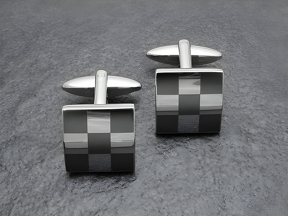 Edelstahl Manschettenknöpfe im Schachmuster von Juwelier Harnisch, glänzende Oberfläche mit quadratischer Form, geeignet für elegante Anlässe.