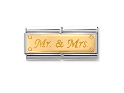 Ein elegantes Schmuckelement von NOMINATION Classic - Gold mit der Gravur Mr and Mrs auf einer goldenen Platte, umgeben von silbernem Edelstahl, ideal für Hochzeitsgeschenke oder Paar-Schmuck.