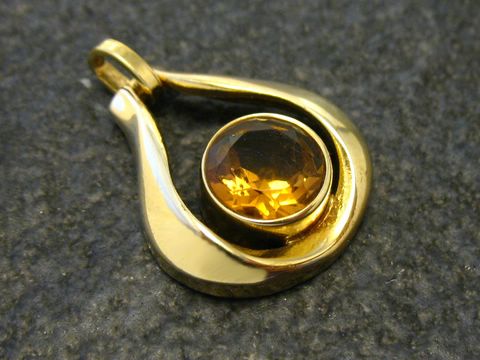 Designer Goldanhänger mit Citrin, Durchmesser 18 mm, Hersteller Juwelier Harnisch, elegantes Design mit geschliffenem Citrin in goldener Fassung. Ideal für stilvolle Akzente.