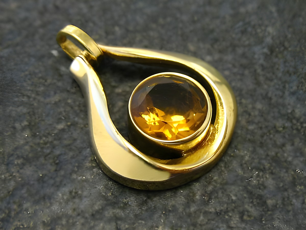Designer Goldanhänger mit Citrin, Durchmesser 18 mm, Hersteller Juwelier Harnisch, elegantes Design mit geschliffenem Citrin in goldener Fassung. Ideal für stilvolle Akzente.