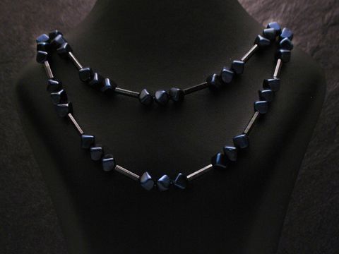 Zweireihige Kette eckige Perlen neu blau, Hersteller Juwelier Harnisch, Perlenketten, elegant und modern, ideal für festliche Anlässe und den täglichen Gebrauch.
