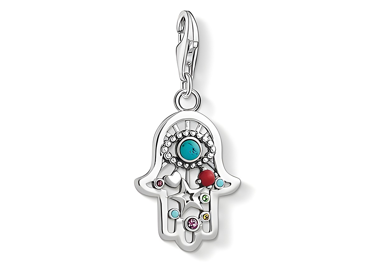 Charm-Anhänger von Thomas Sabo mit Fatimas Hand und Auge, dekoriert mit bunten Steinen und einem Clipverschluss, ein stilvoller Glücksbringer für jedes Schmuckstück.