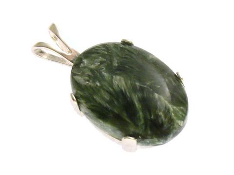 Serpentin Cabochon in ovaler Form, gefasst in einem eleganten Sterling Silber Anhänger, hergestellt von Juwelier Harnisch, edles Schmuckstück mit natürlicher Steinansicht.