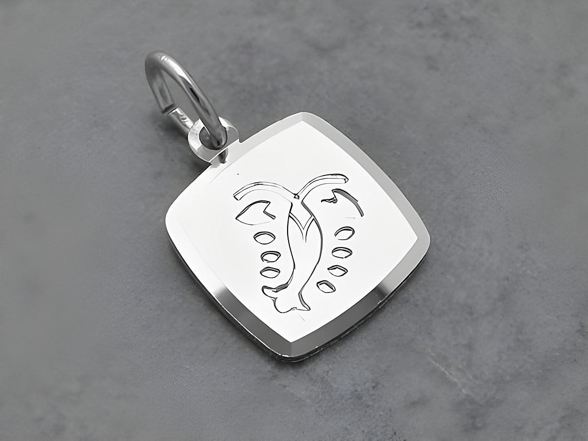 Silber Anhänger mit eckiger Form, graviert mit dem Sternzeichen Krebs, Hersteller Juwelier Harnisch. Elegantes Design, ideal als persönliches Schmuckstück oder Geschenk.