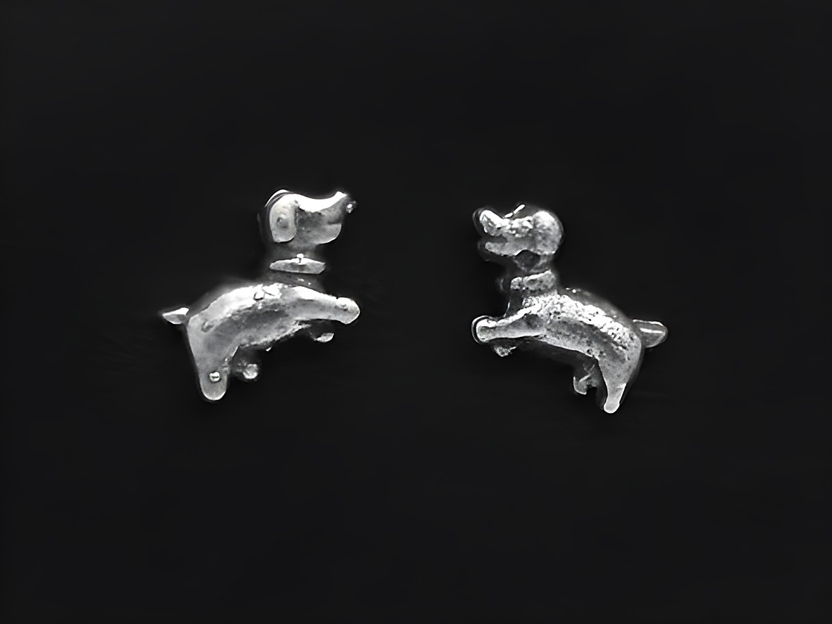 Sterling Silber Ohrstecker in Form von Hunden, Hersteller Juwelier Harnisch, ohne Stein, detailreiche Ausarbeitung, ideal für Hundeliebhaber, eleganter Ohrschmuck.