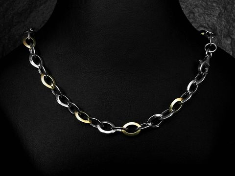 Silber Kette - Weitanker - rhod. - vergoldete Elemente mattiert - 45 cm von Juwelier Harnisch, bietet ein modernes Design mit abwechselnden silbernen und vergoldeten Gliedern.