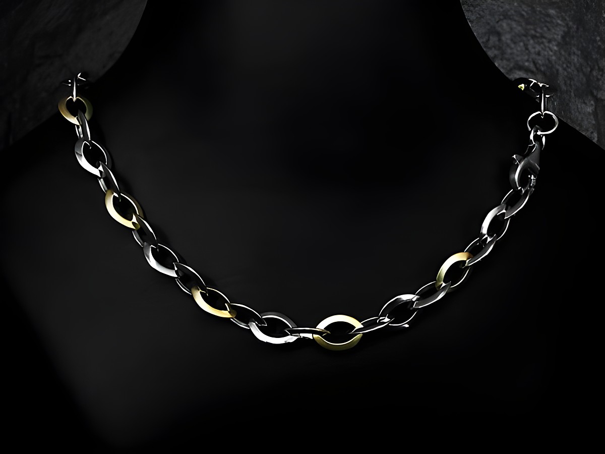 Silber Kette - Weitanker - rhod. - vergoldete Elemente mattiert - 45 cm von Juwelier Harnisch, bietet ein modernes Design mit abwechselnden silbernen und vergoldeten Gliedern. – Ansicht 2