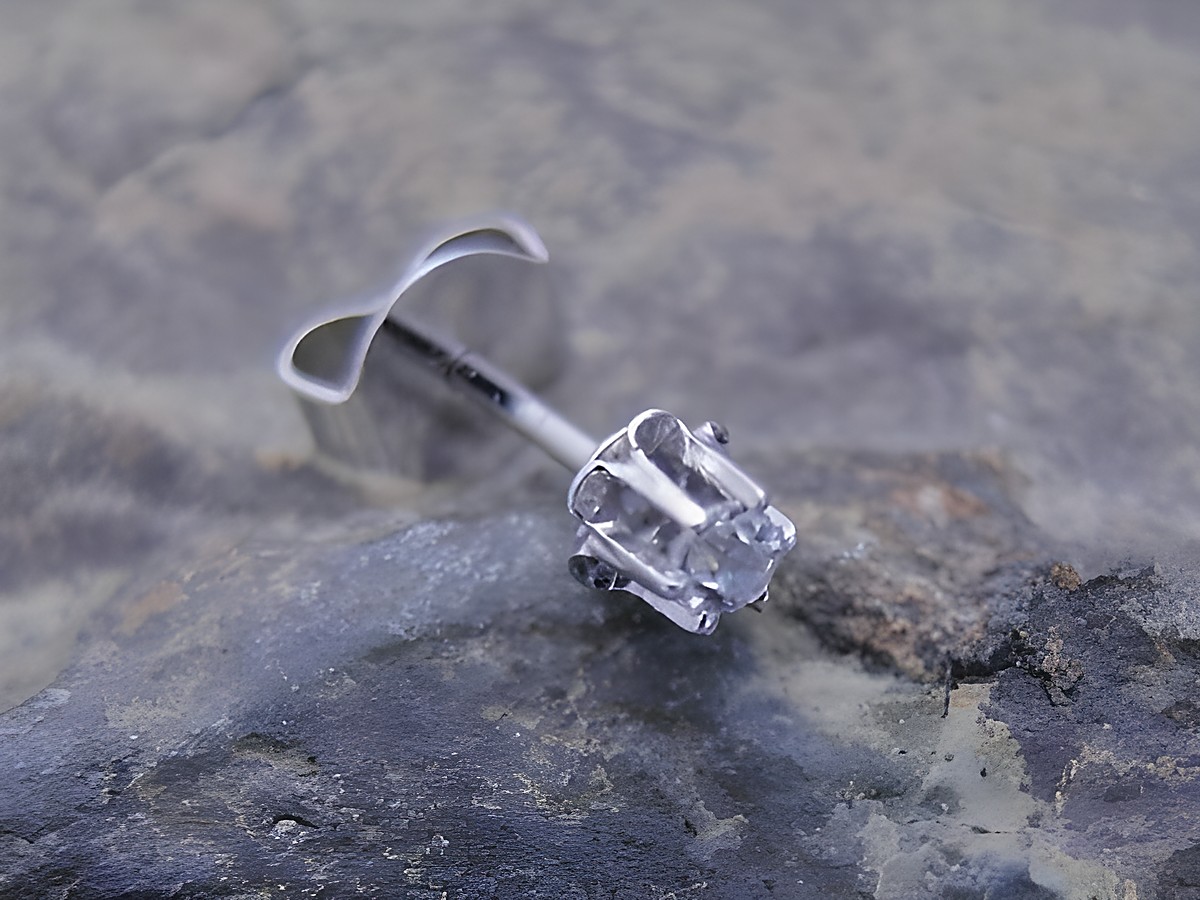 Ein eleganter unisex Ohrstecker aus Weißgold mit Zirkonia, der faszinierend funkelt. Hersteller ist Juwelier Harnisch. Einzelstück für stilvolles Tragen.
