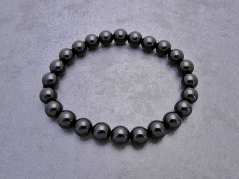 Achat Armband schwarz ONYX 20 cm mit Gummizug von Juwelier Harnisch, ausgestattet mit glänzenden Edelsteinen in gleichmäßiger Anordnung.