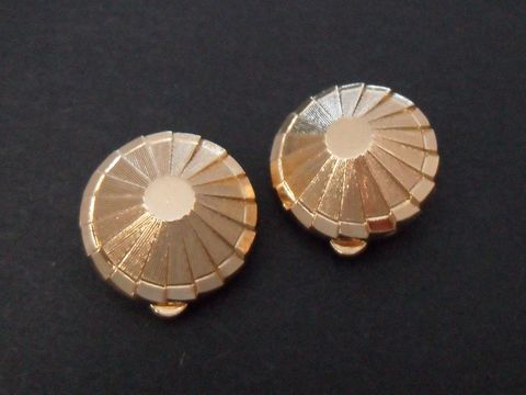 Zwei goldfarbene Ohrclips mit echter Goldauflage, Hersteller Juwelier Harnisch, zeitloses Design mit strahlenförmigen Mustern, Durchmesser von 19 mm, klassische und elegante Schmuckstücke.