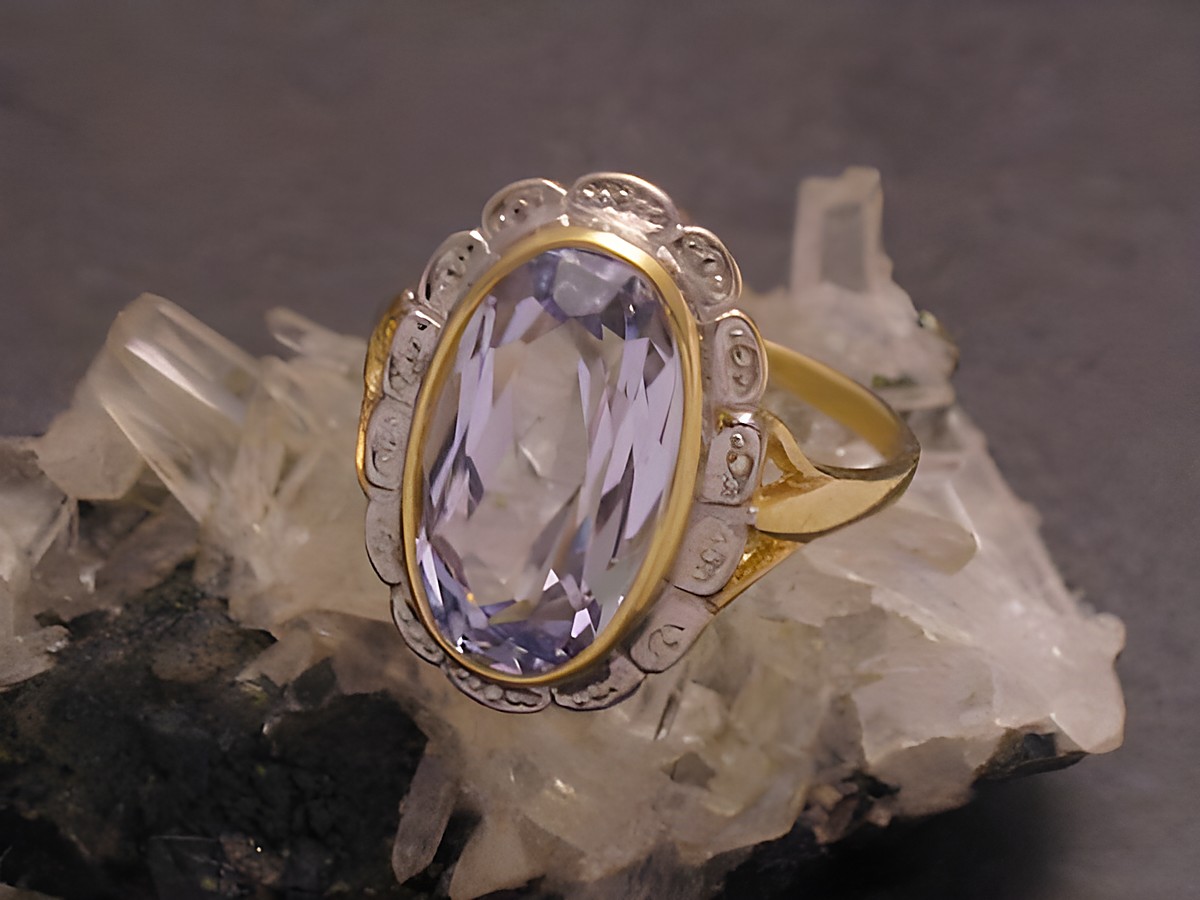 Goldring mit magischem Aquamarin in Größe 55, gefertigt aus Gold 333, Hersteller Juwelier Harnisch, bis Größe 56/18, kunstvoll verziert und edel präsentiert auf mineralischer Unterlage.