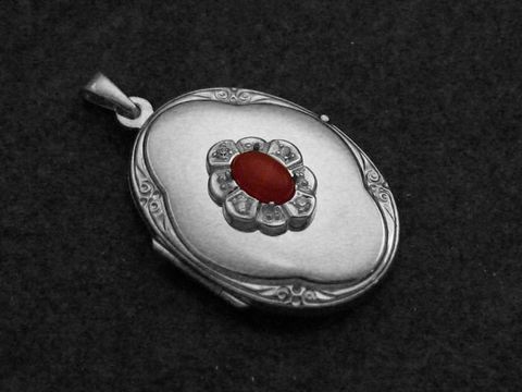 Medaillon aus Sterling Silber mit rot-braunem Karneol Cabochon und Zirkonia, kunstvoll verziert und elegantes Design, Hersteller Juwelier Harnisch.