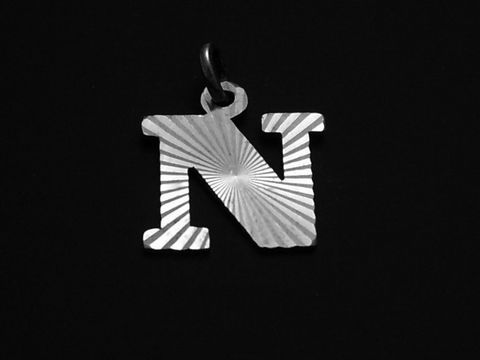 Sterling Silber Buchstaben Initialen Diamantschliff in der Form von N, hergestellt von Juwelier Harnisch, glänzende Oberflächenakzente und ansprechendes Design.