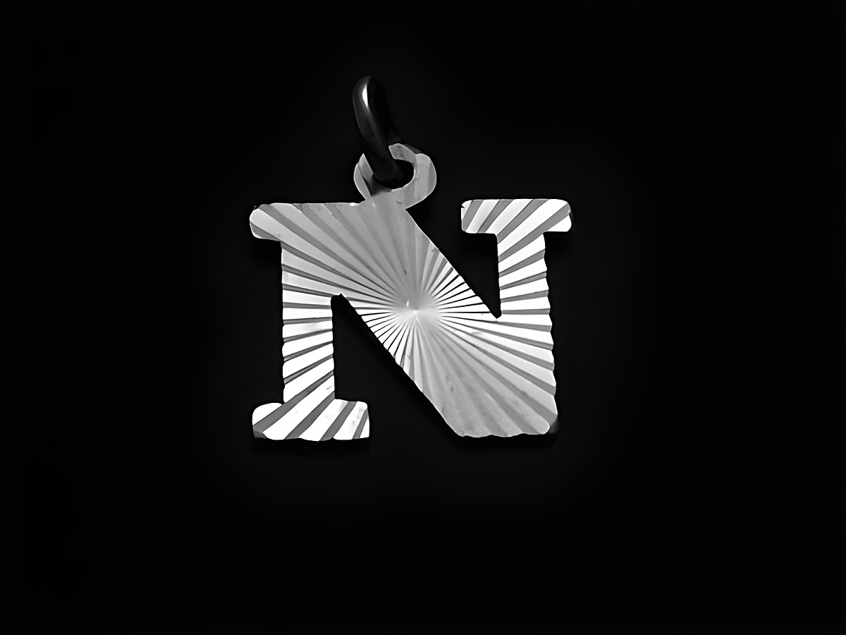 Sterling Silber Buchstaben Initialen Diamantschliff in der Form von N, hergestellt von Juwelier Harnisch, glänzende Oberflächenakzente und ansprechendes Design.