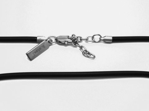Kautschuk Kette mit einer Länge von 47 bis 51 cm und einer Stärke von 2,5 mm, aus Edelstahl gefertigt, mit einem schlichten Verschluss, ideal für stilvolle Accessoires.