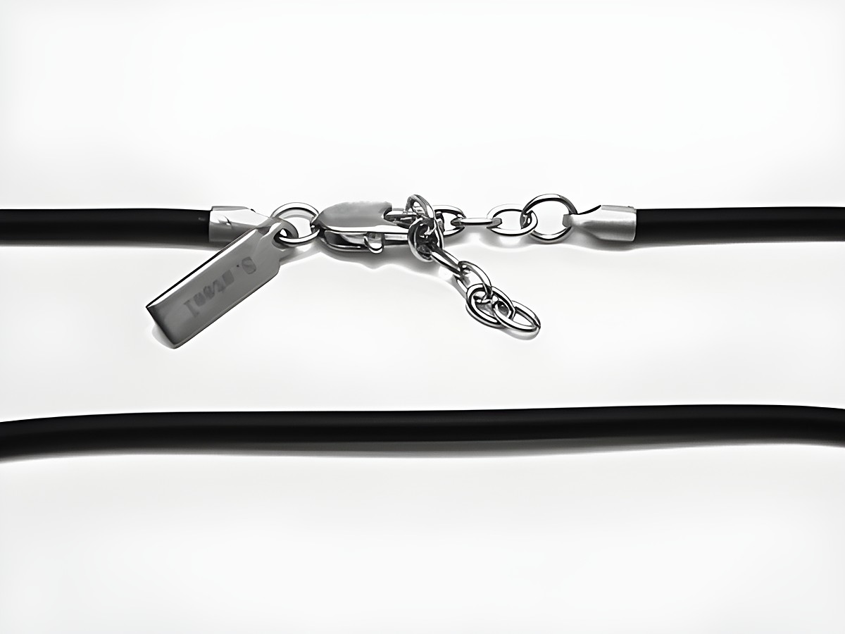 Kautschuk Kette mit einer Länge von 47 bis 51 cm und einer Stärke von 2,5 mm, aus Edelstahl gefertigt, mit einem schlichten Verschluss, ideal für stilvolle Accessoires.