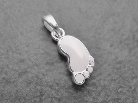 Anhänger in Form eines Babyfußabdrucks aus sterling Silber, weiß lackiert und niedlich, ideal als Schmuckstück für Kinder, Hersteller Juwelier Harnisch.