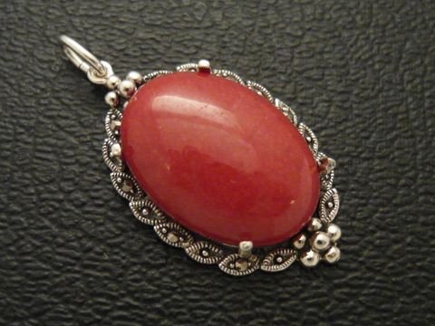 Cabochon Jade rot Silber Medaillon Anhänger von Juwelier Harnisch, ovaler roter Cabochonstein eingebettet in filigranem Silberdesign, elegant und zeitlos.