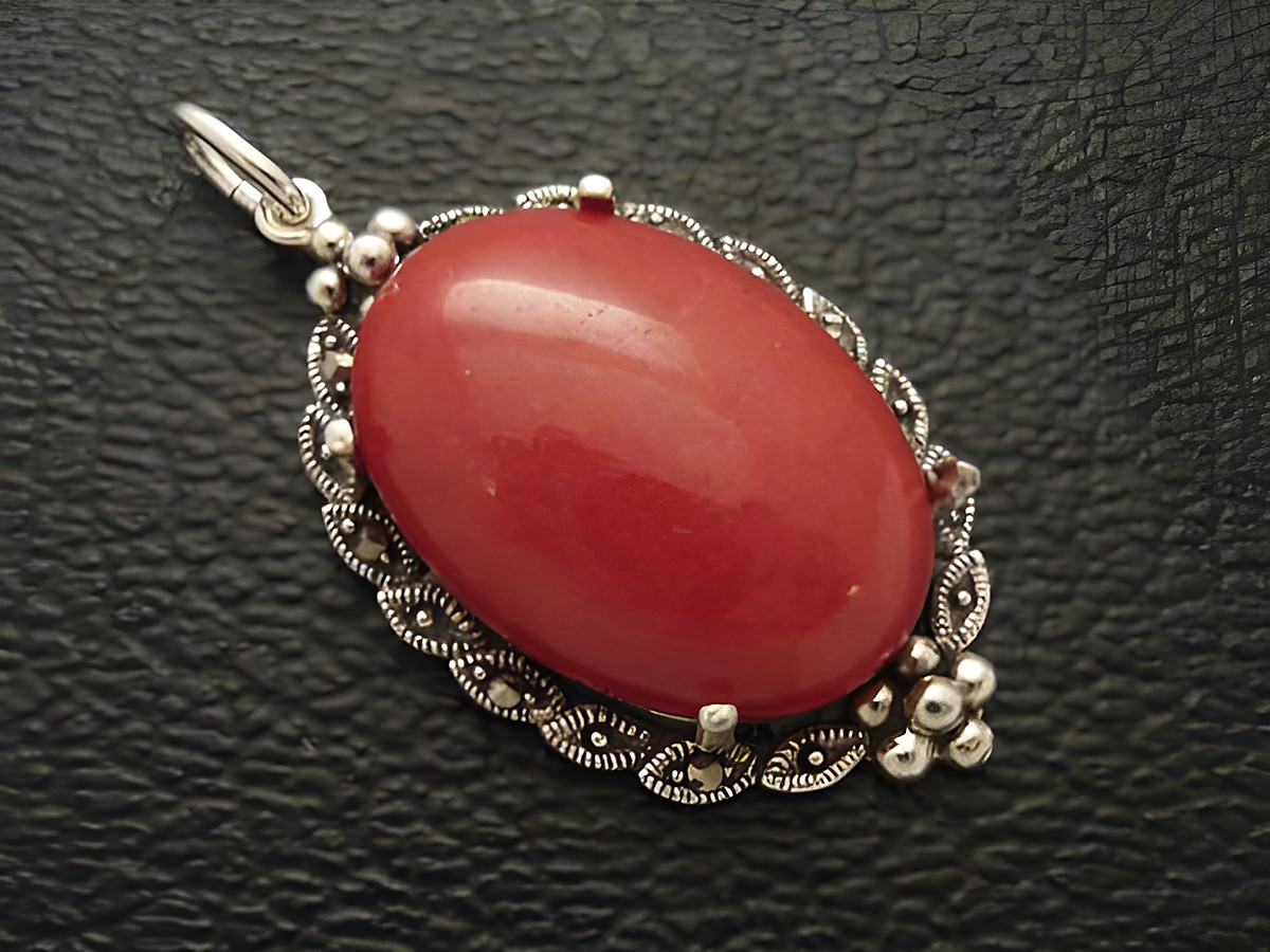 Cabochon Jade rot Silber Medaillon Anhänger von Juwelier Harnisch, ovaler roter Cabochonstein eingebettet in filigranem Silberdesign, elegant und zeitlos.