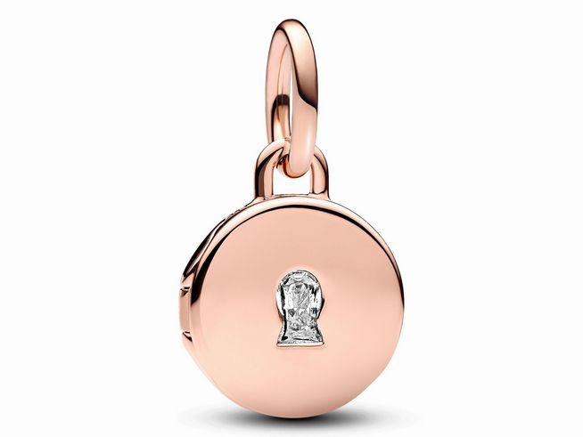 Auf dem Bild ist ein roségoldvergoldeter Liebesmedaillon Charm-Anhänger von Pandora zu sehen, verziert mit einem klaren Zirkonia in Form eines Schlüssellochs.