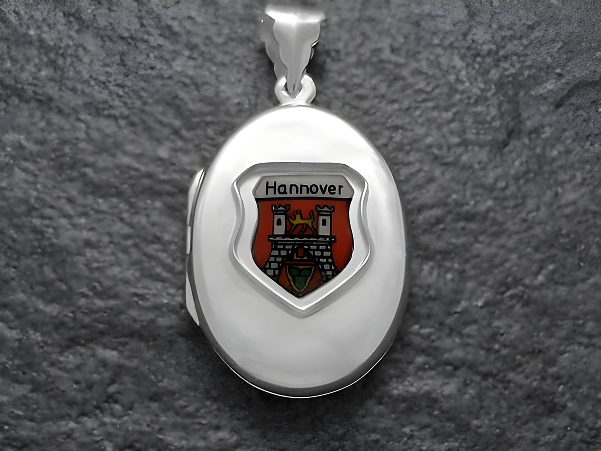 Silbernes Medaillon mit dem Stadtwappen von Hannover, angezeigt durch ein farbiges Emblem, elegant gestaltet, hergestellt von Juwelier Harnisch in Niedersachsen.