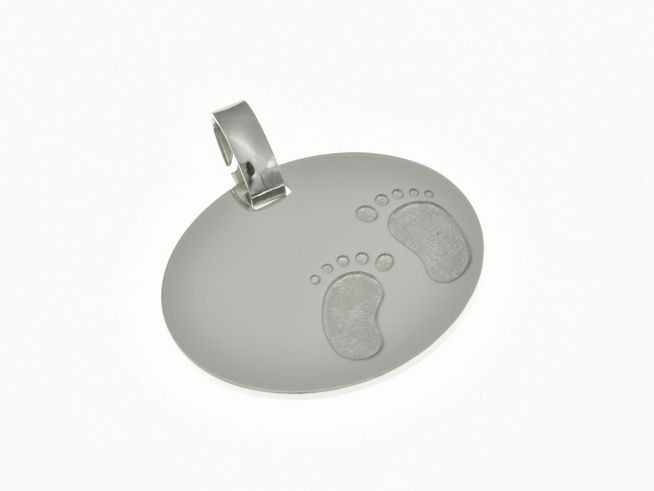 Gravurplatte oval mit Fußabdrücken, Anhänger aus rhodiniertem Sterling Silber, schlichtes Design, Hersteller Juwelier Harnisch, schnuckelig und ansprechend.