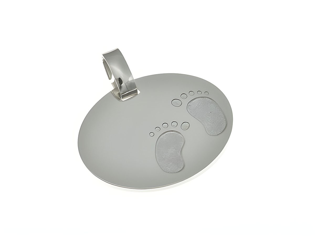 Gravurplatte oval mit Fußabdrücken, Anhänger aus rhodiniertem Sterling Silber, schlichtes Design, Hersteller Juwelier Harnisch, schnuckelig und ansprechend.
