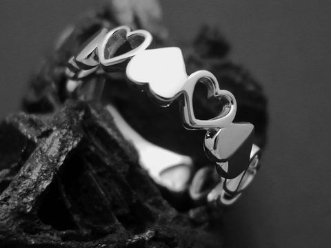 300723-0 Silberring mit Herzen aus Sterling Silber rhodiniert in Größe 52, Hersteller Juwelier Harnisch, bis Größe 52 / 16,5, elegantes Design auf schwarzem Hintergrund.