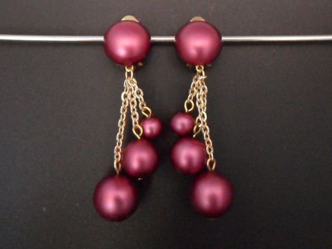71897-0 Ohrclip in himbeerrot, zeitloses Design mit goldfarbenen Elementen und seidenmattem Kunstharz. Hersteller: Juwelier Harnisch.Perfekte Ergänzung für elegantes Outfit.