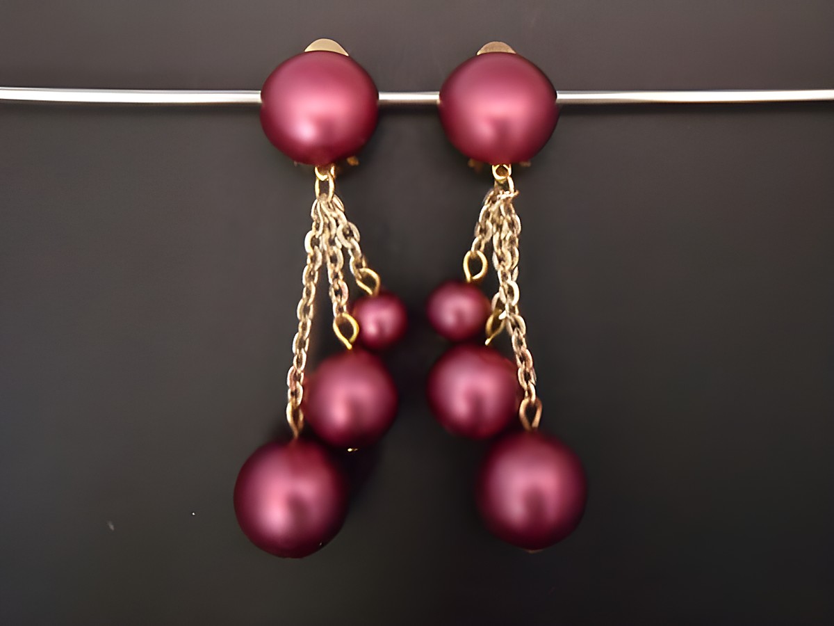 Ohrclip in himbeerrot, zeitloses Design mit goldfarbenen Elementen und seidenmattem Kunstharz. Hersteller: Juwelier Harnisch.Perfekte Ergänzung für elegantes Outfit.