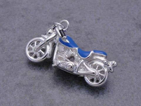Silber Charms Anhänger Motorrad mit blau-schwarzer, plastischer 3D-Optik, hergestellt von Juwelier Harnisch, ideal für Fahrzeugliebhaber und Schmuckdesign.