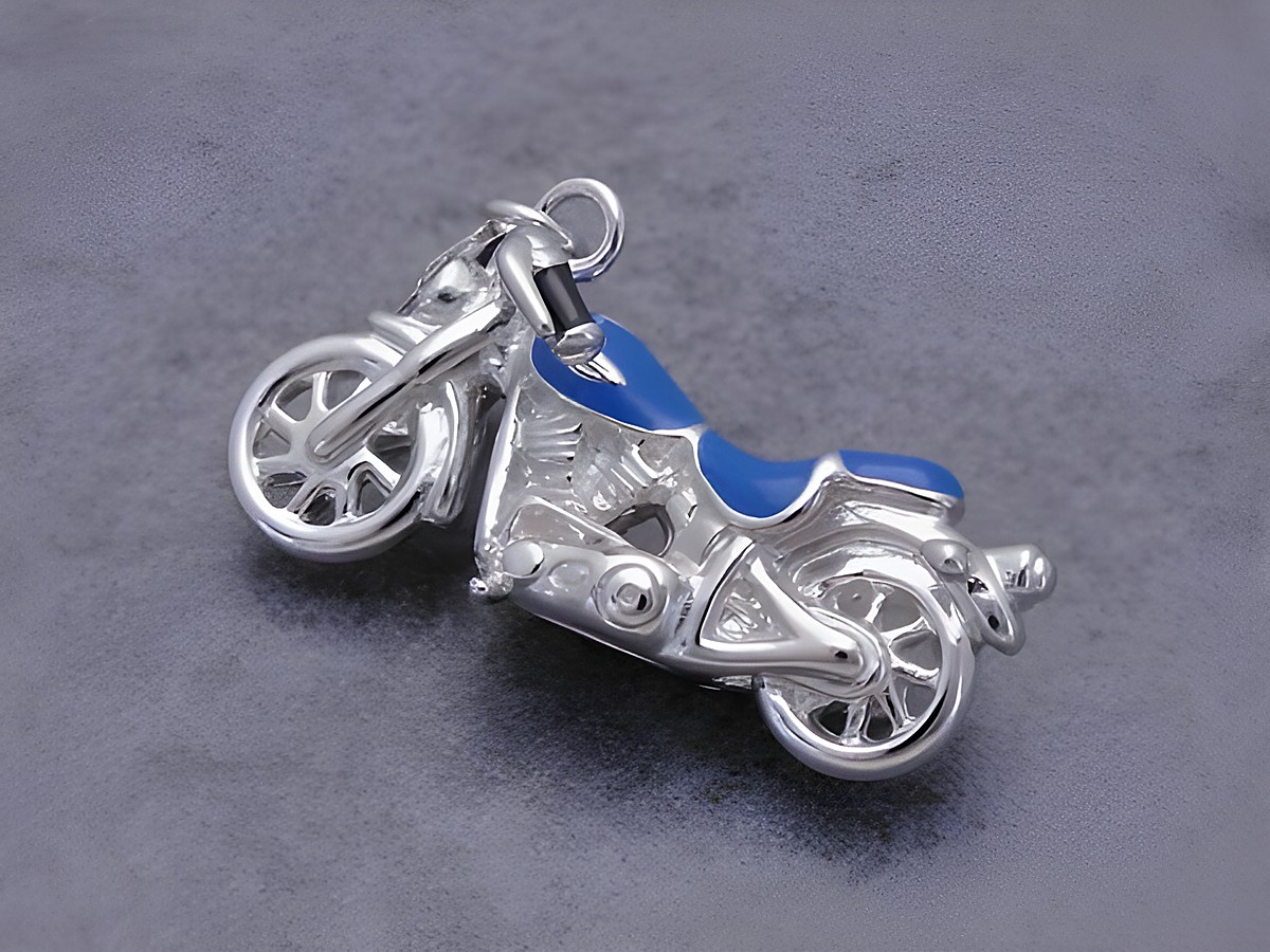 Silber Charms Anhänger Motorrad mit blau-schwarzer, plastischer 3D-Optik, hergestellt von Juwelier Harnisch, ideal für Fahrzeugliebhaber und Schmuckdesign.