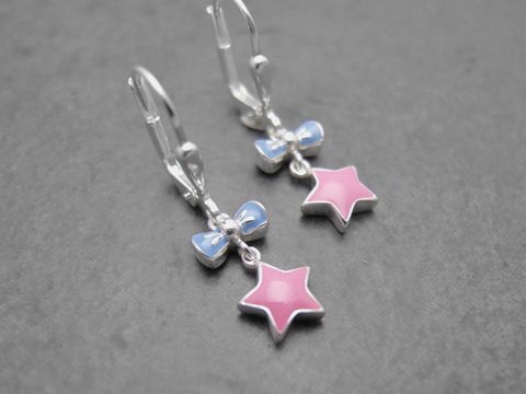 Ohrringe mit einer Schleife in hellblau und einem pinken Stern aus Sterling Silber, ideal für Kinder, hergestellt vom Juwelier Harnisch, glänzende Lackoberfläche.