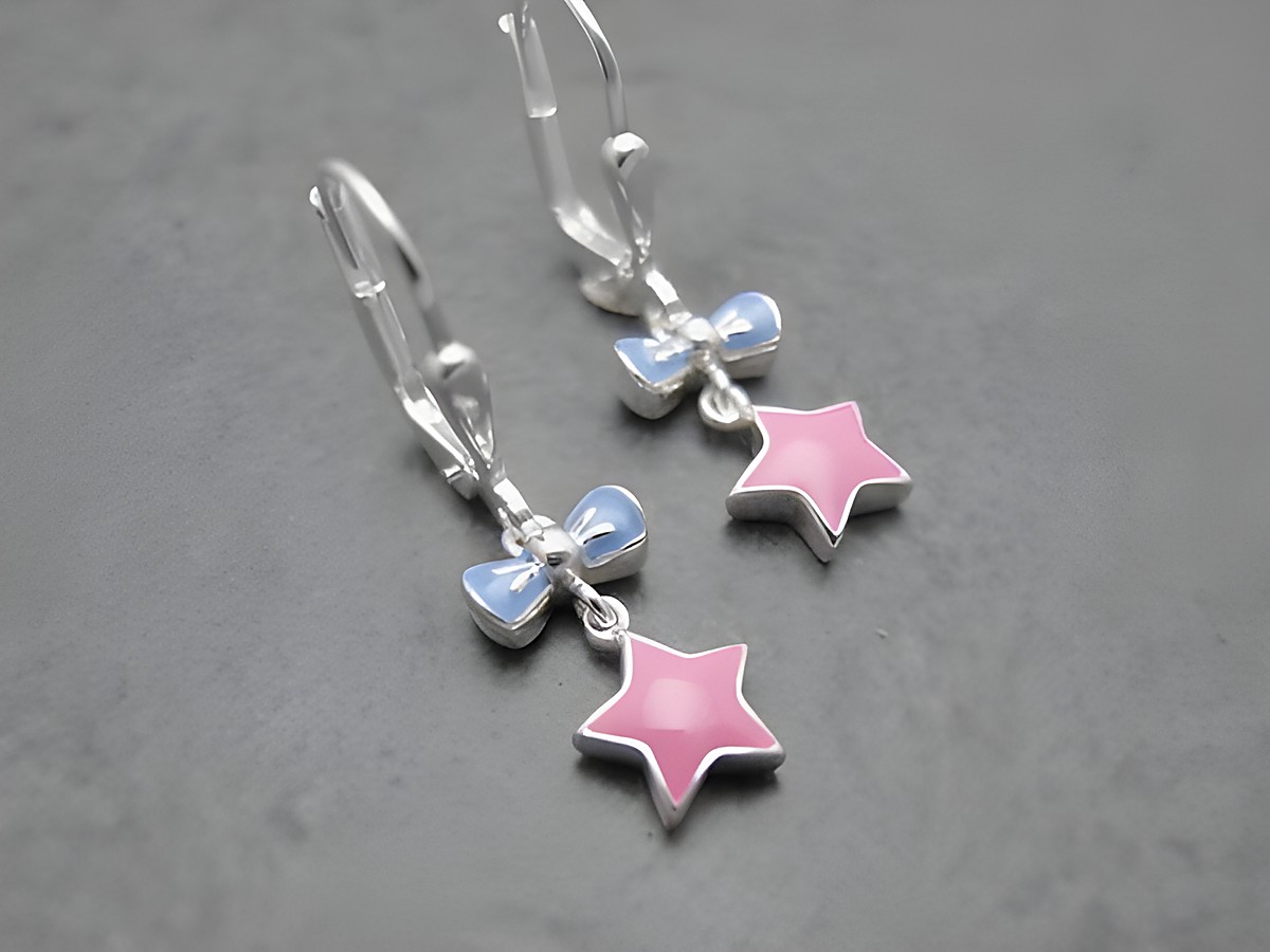 Ohrringe mit einer Schleife in hellblau und einem pinken Stern aus Sterling Silber, ideal für Kinder, hergestellt vom Juwelier Harnisch, glänzende Lackoberfläche.