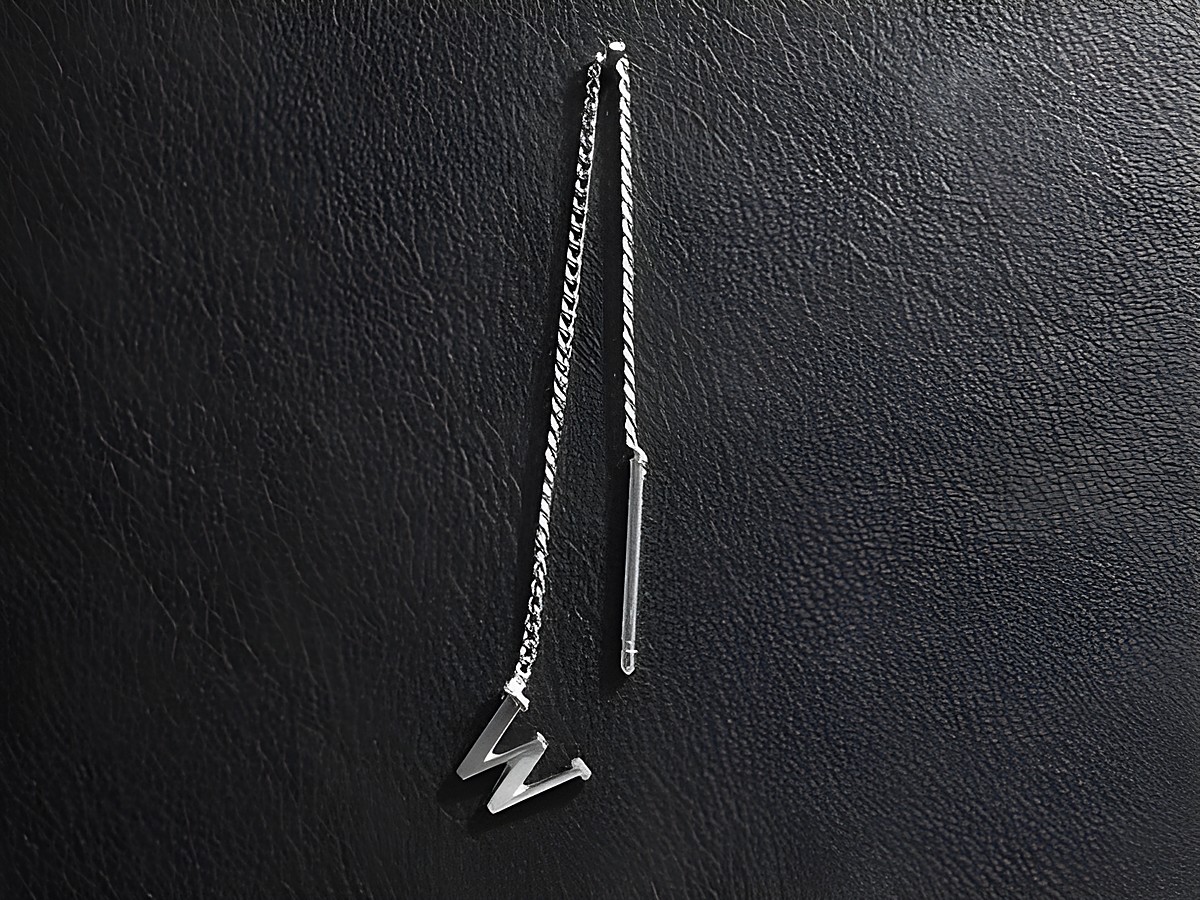 Silber Ohrring mit Buchstabe W als Initialen Ohrhänger, ein einzelnes Stück, hergestellt von Juwelier Harnisch, filigranes Design auf schwarzem Hintergrund.
