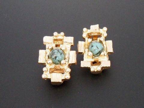 Goldfarbene Ohrclips mit zeitlosem Design und Türkis-Imitation, zart strukturiert und von Juwelier Harnisch gefertigt. Echte Goldauflage verleiht eleganten Glanz.