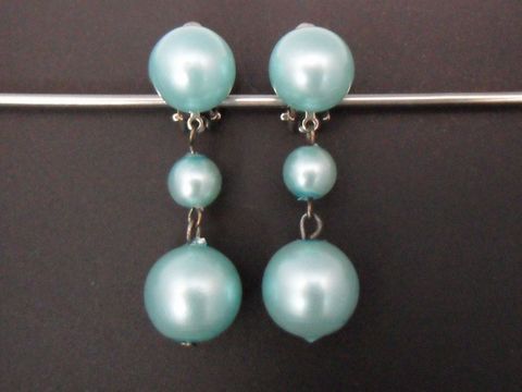 Elegante silberfarbene Ohrclips aus Kunstharz mit schimmernden blauen Perlen in verschiedenen Größen, hergestellt von Juwelier Harnisch, zeitloses Design für jeden Anlass.